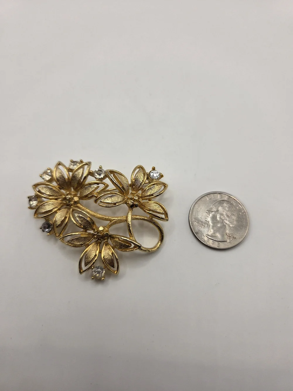 1665. Vintage Gold Tone Floral Crystal Brooch